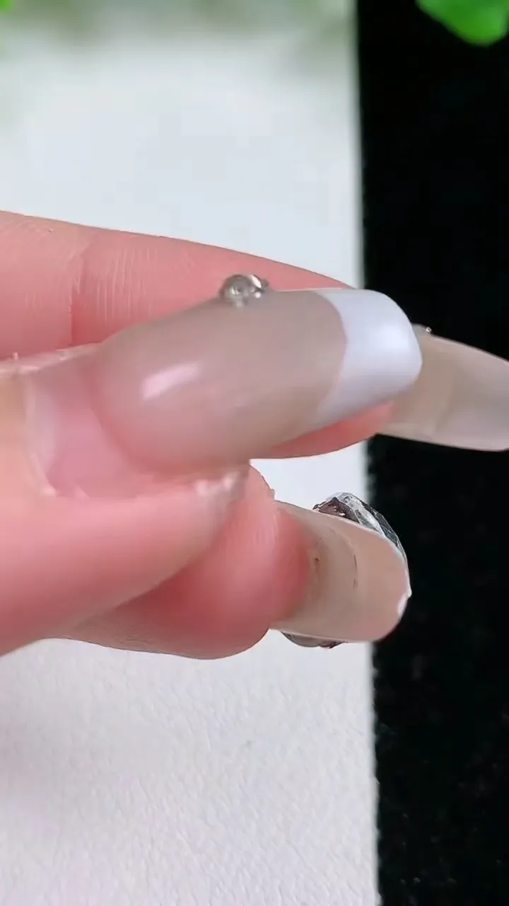 天然A货翡翠平安扣吊坠，尺寸11.4-3，重量:0.98g
1月20日