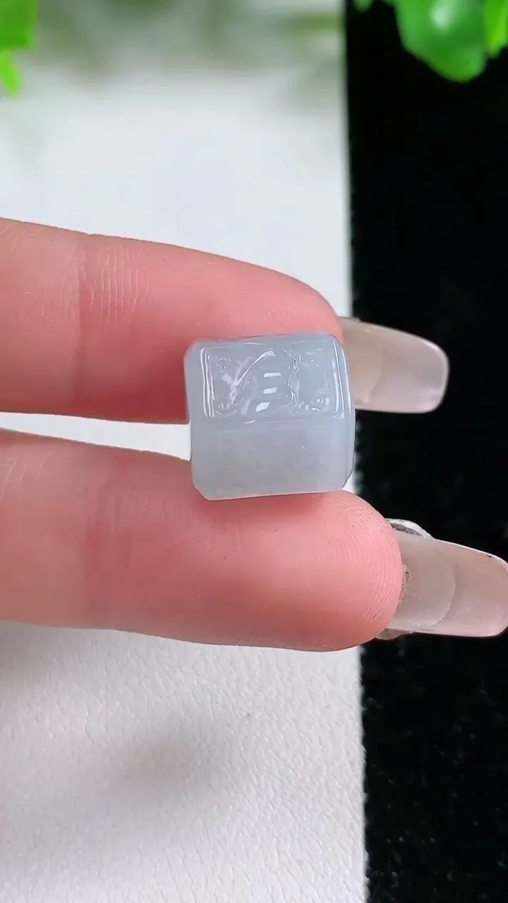 天然A货翡翠六字真言 路路通吊坠，尺寸12-11.8，重量:5.15g
1月20日