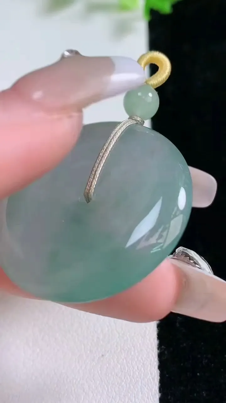 天然A货翡翠平安扣吊坠，尺寸33.4-6.3，重量:15.51g
1月20日