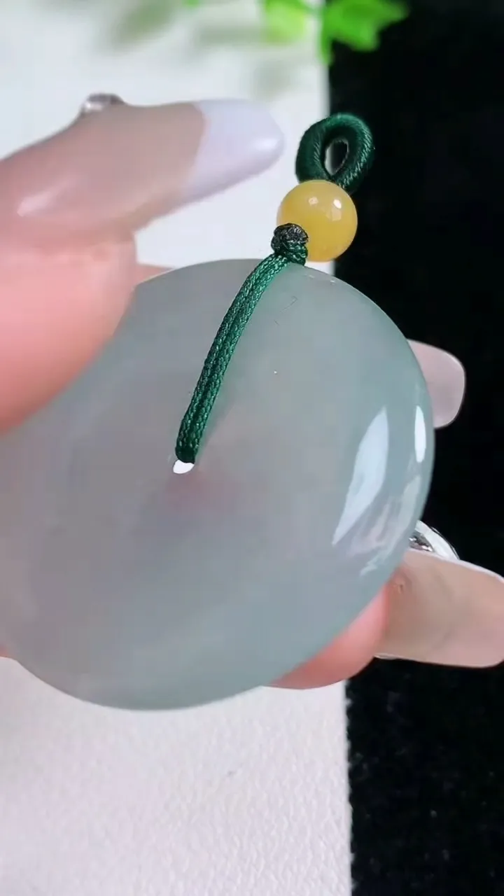 天然A货翡翠平安扣吊坠，尺寸34.6-4.4，重量:12.52g
1月20日