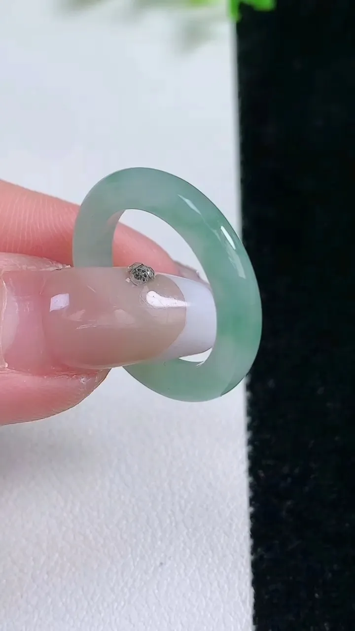 天然A货翡翠飘花指环戒指，尺寸17.2-3.4，重量:2.71g2026年1月20日
工厂直销收藏佳