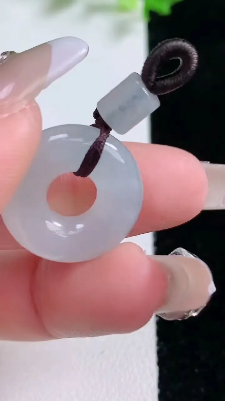 天然A货翡翠平安环吊坠，尺寸20.4-5.4，重量:5.19g
1月20日