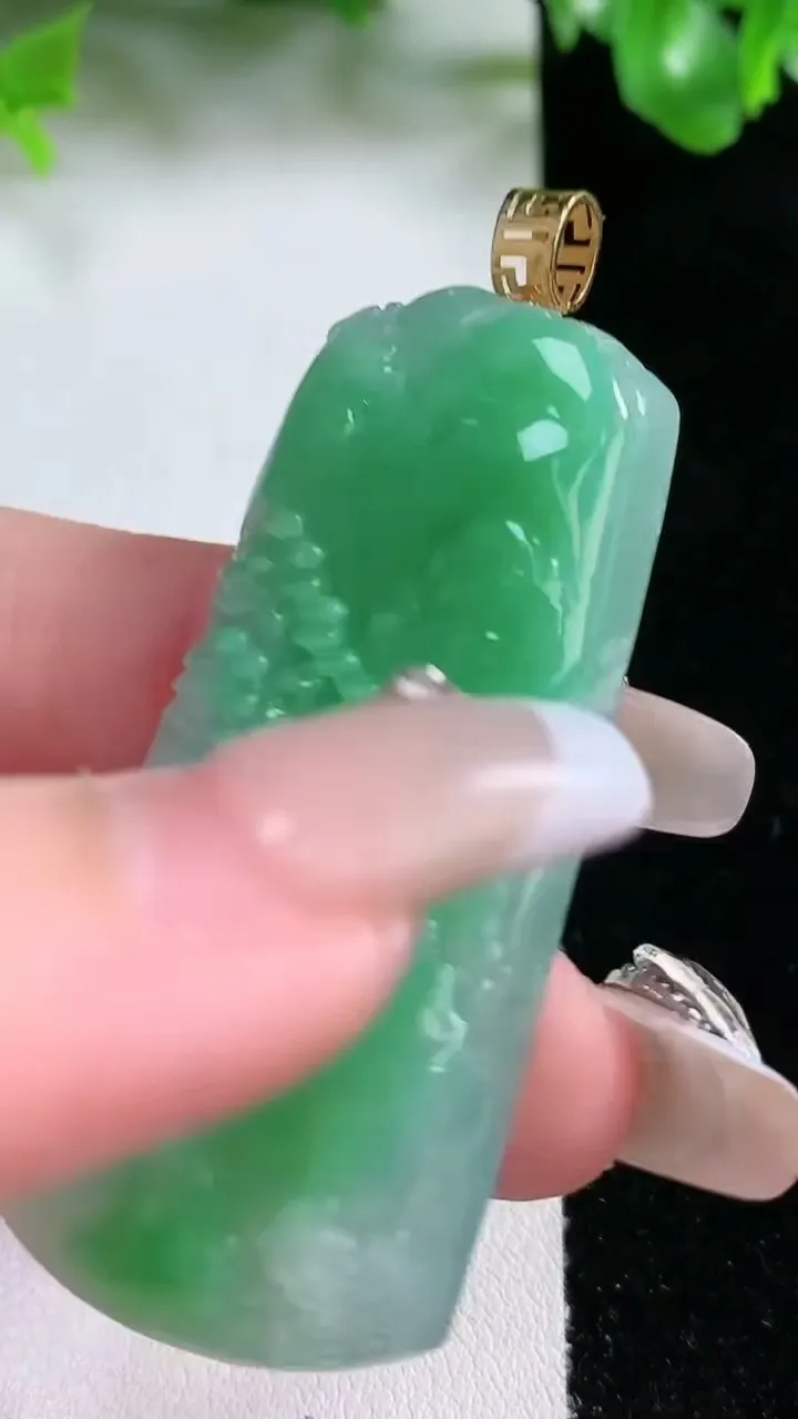 天然A货翡翠山水牌吊坠，尺寸54-24.5-8.2，重量:29.32g
1月20日
