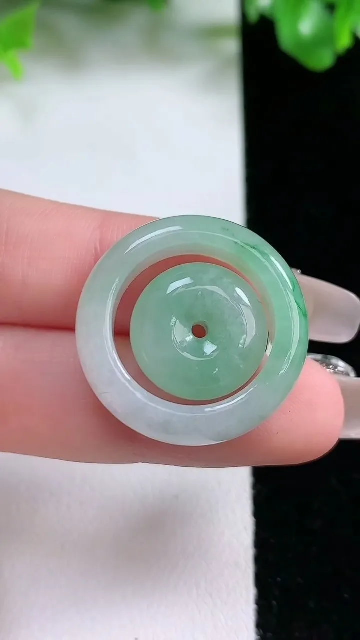 天然A货翡翠母子平安扣吊坠，尺寸25.7-6，重量:8.42g
1月20日