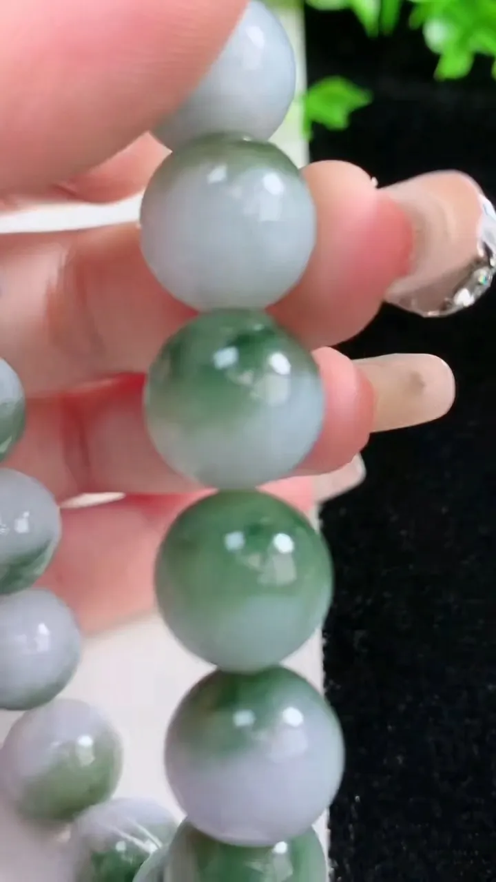 天然A货翡翠圆珠手串，尺寸13-16颗，重量:60.95g1月20日
工厂直销收藏佳品,种好水足，色泽均匀，有种有色，上手高大气！