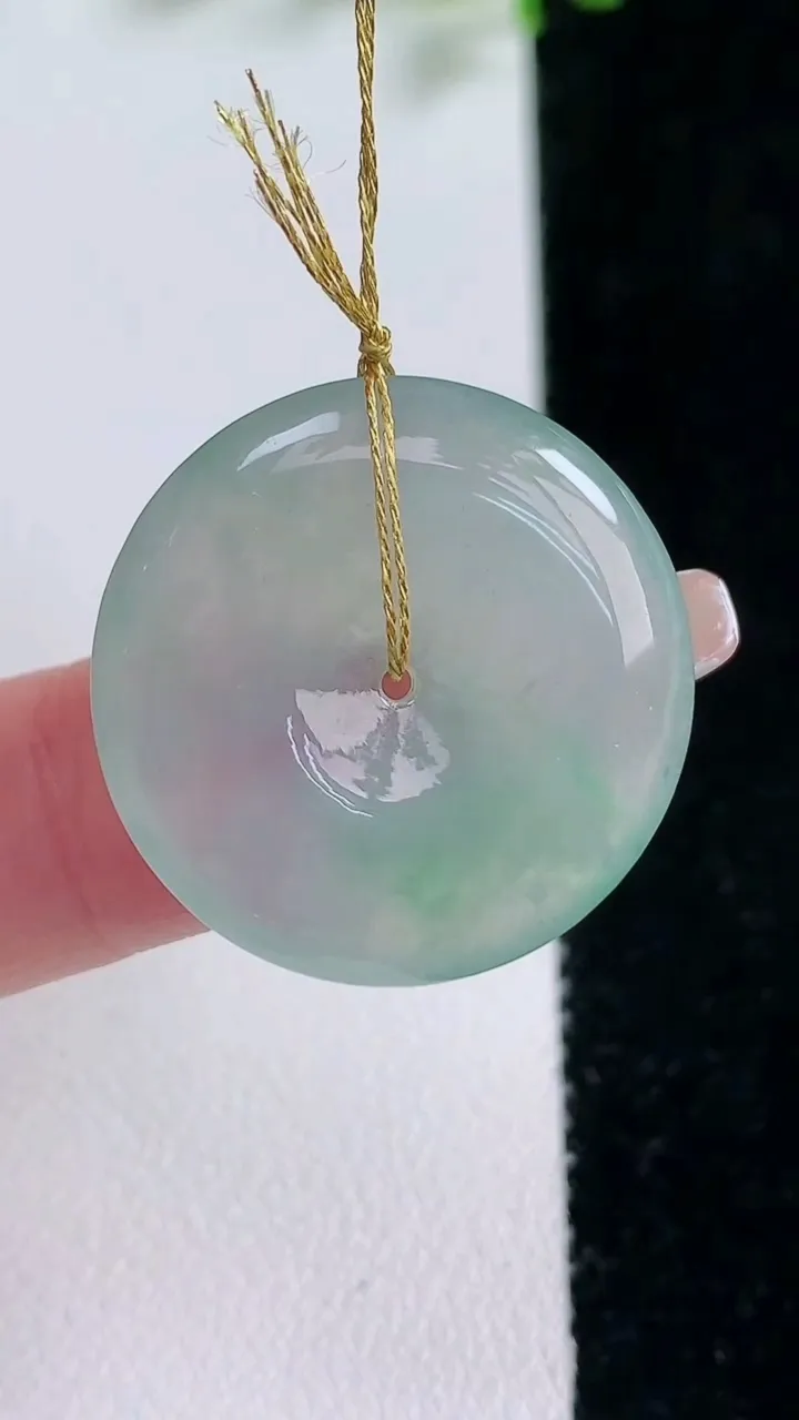 天然A货翡翠平安扣吊坠，尺寸24.5-4.2，重量:5.97g
1月20日