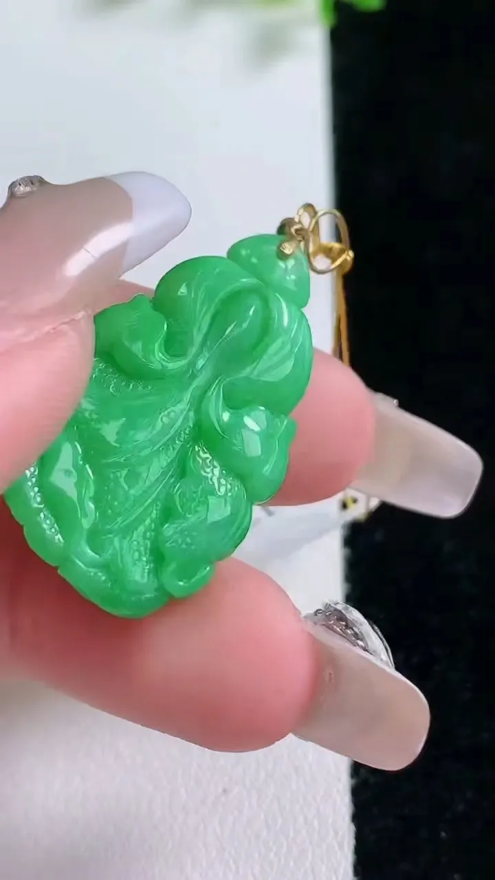 天然A货翡翠白菜吊坠，尺寸30-19-5.8，重量:6.36g
1月20日