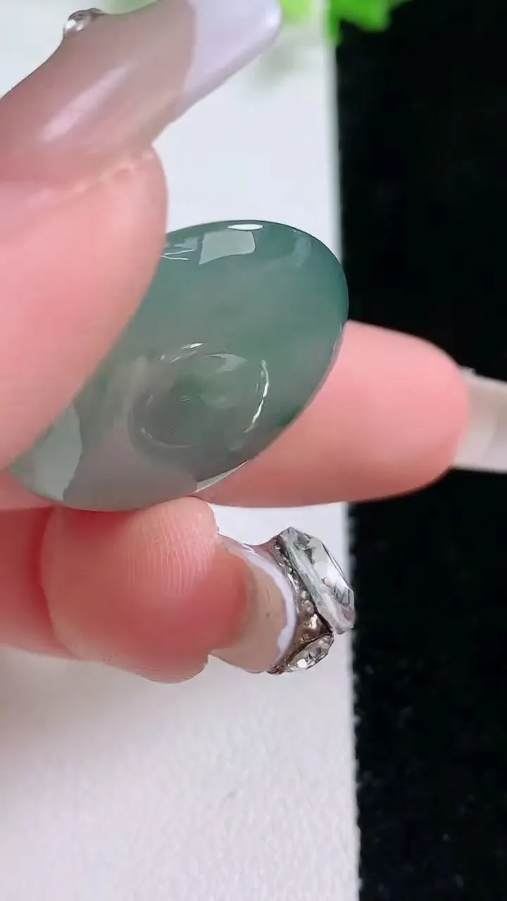 天然A货翡翠冰种飘花平安扣吊坠，尺寸25-5.9，重量:7.55g
1月20日