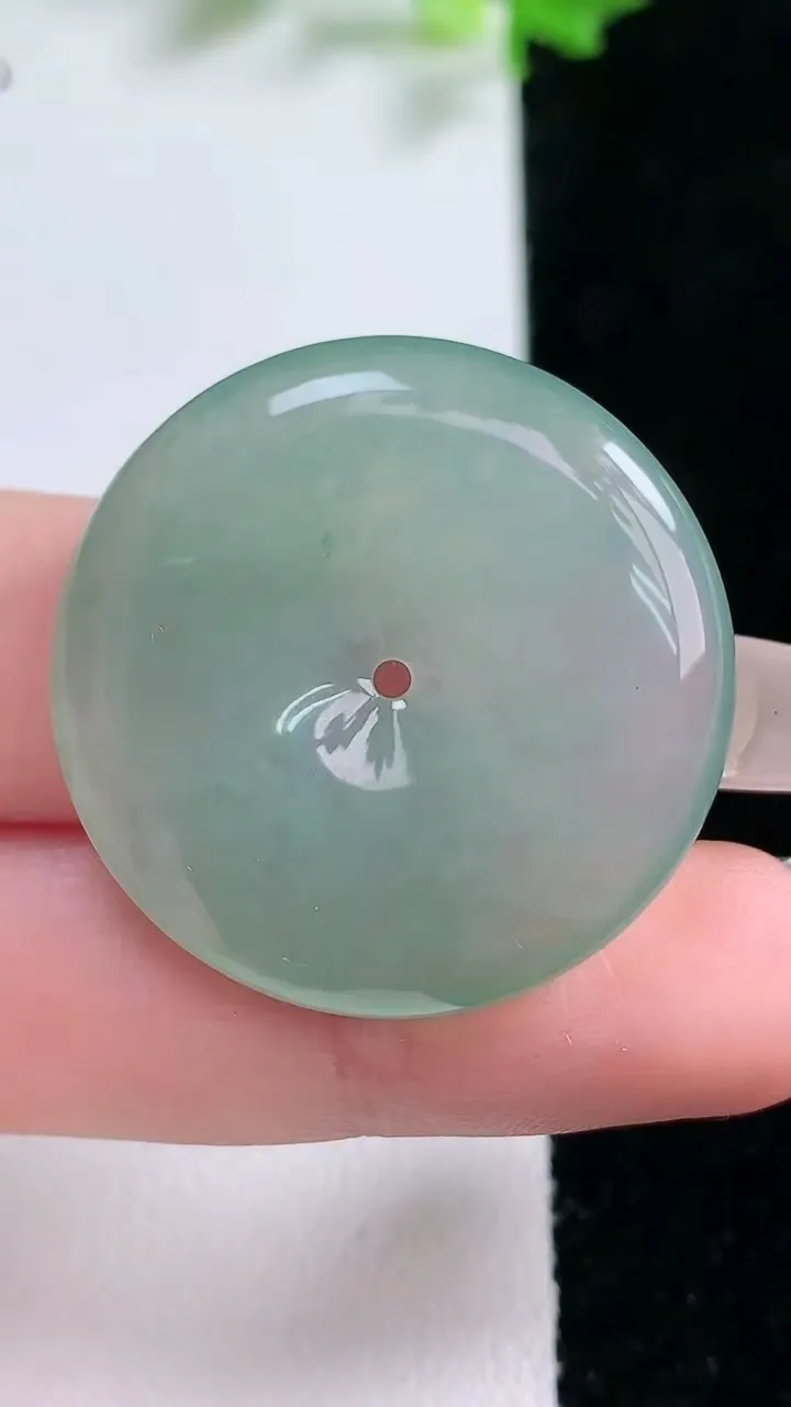 天然A货翡翠冰种飘花平安扣吊坠，尺寸30.6-5.7，重量:11.34g
1月20日