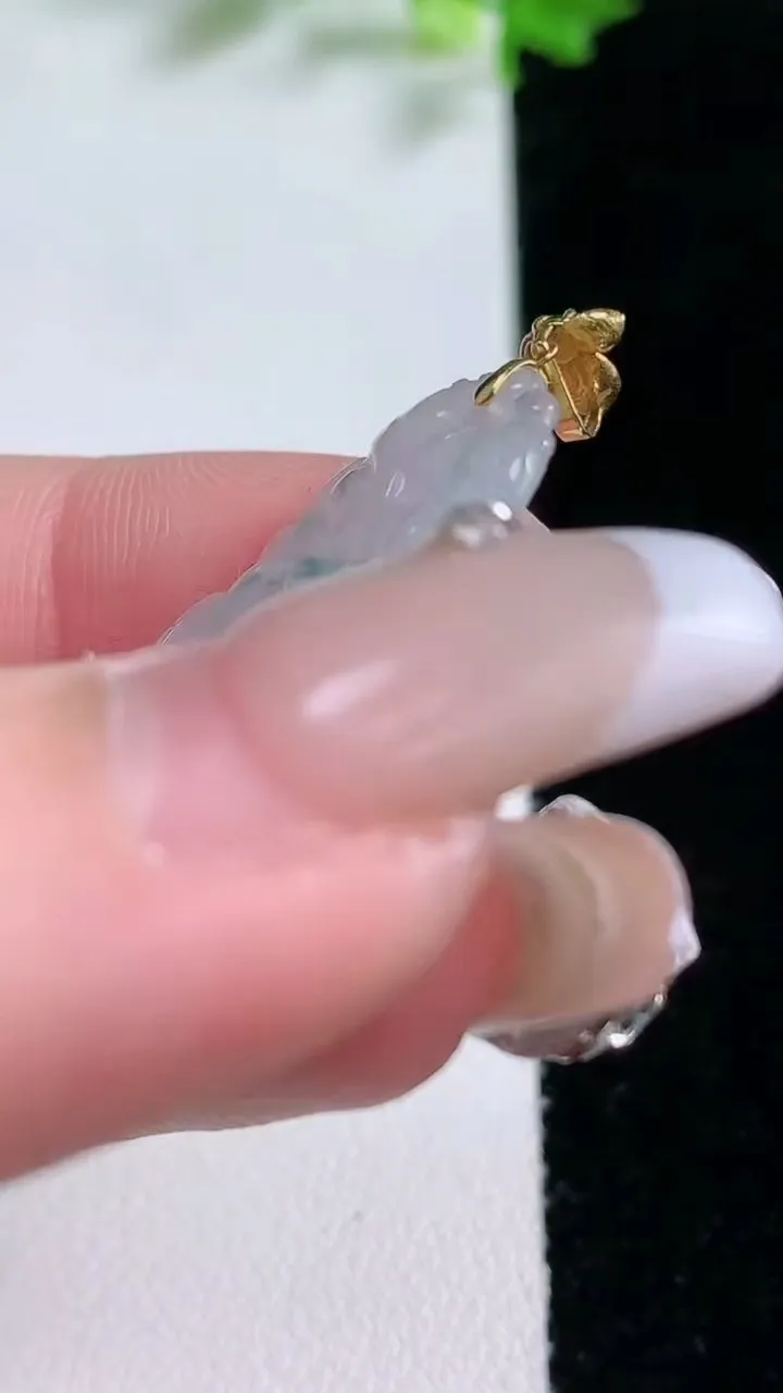 天然A货翡翠种飘花荷叶吊坠，尺寸37-17-3.8，重量:4.51g
1月20日