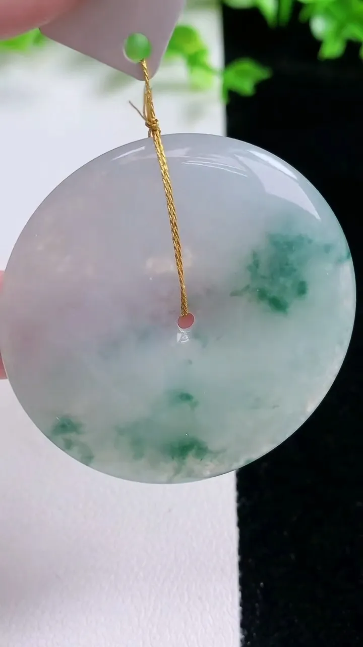 天然A货翡翠冰种飘花平安扣吊坠，尺寸44-5.5，重量:23.69g
1月20日