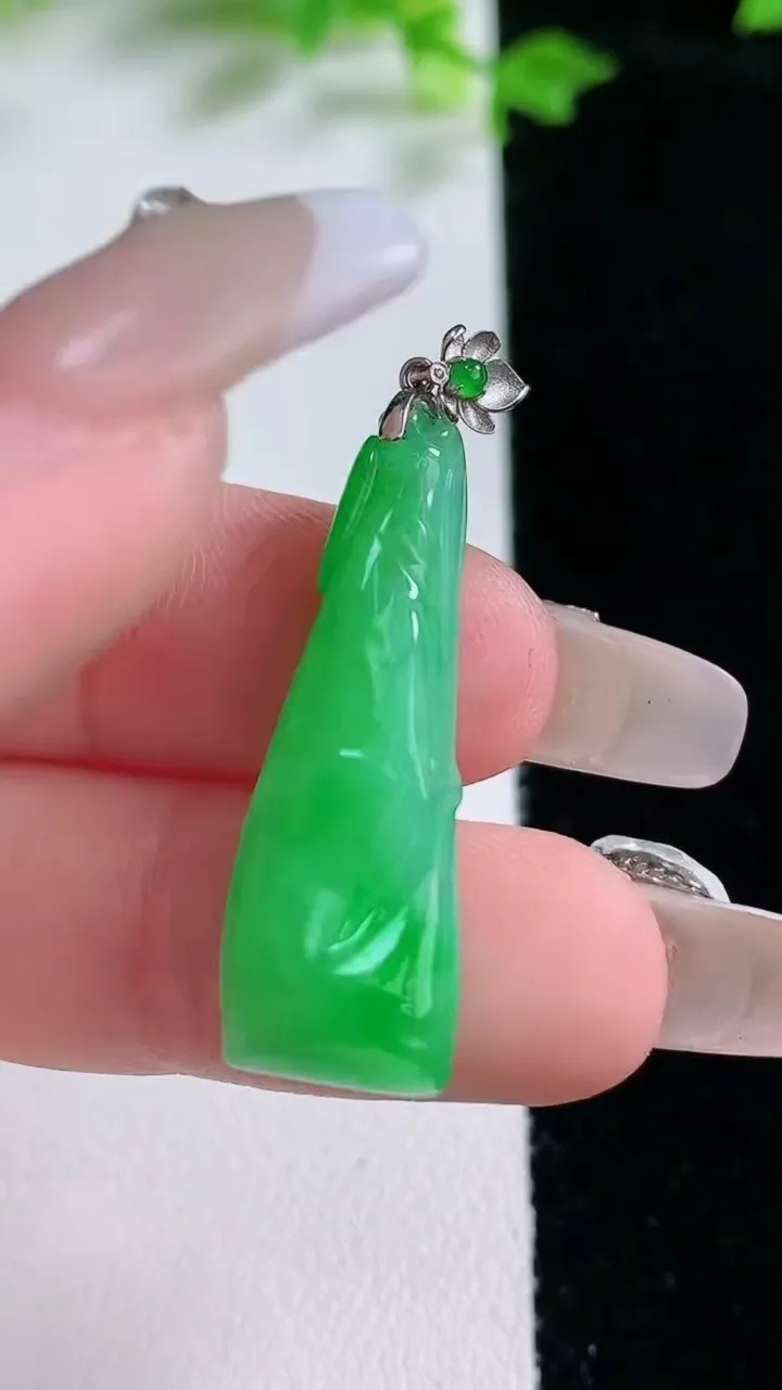 天然A货翡翠节节高升 竹节吊坠，尺寸31.2-11-5.5，重量:3.78g
1月20日
