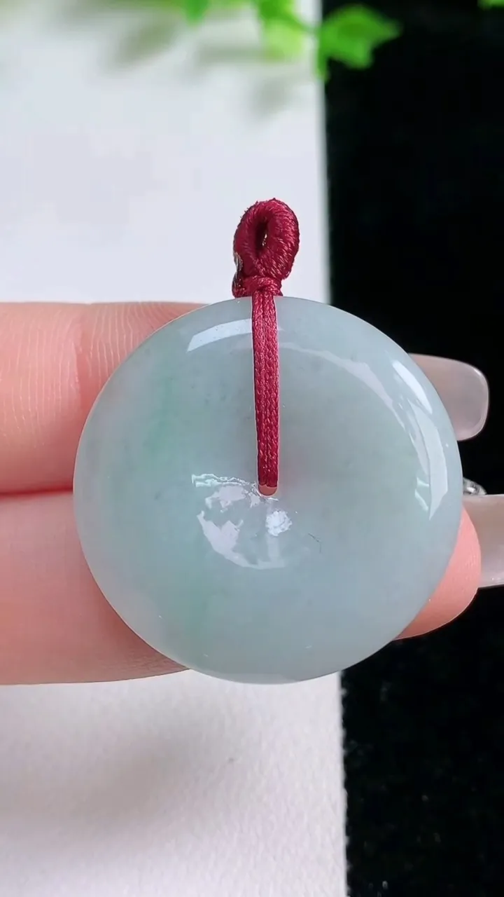 天然A货翡翠平安扣吊坠，尺寸29-4.8，重量:9.03g
1月20日