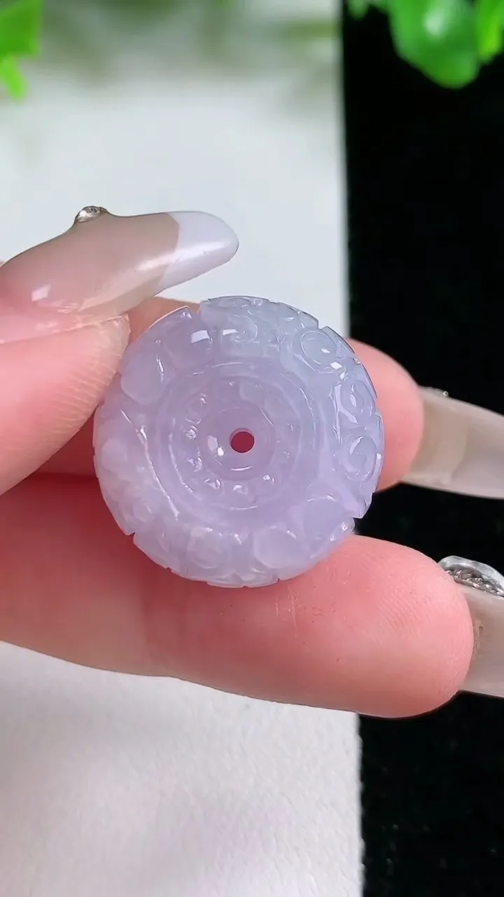 天然A货翡翠紫罗兰雕花路路通吊坠，尺寸21.4-11.5，重量:11.35g
1月20日