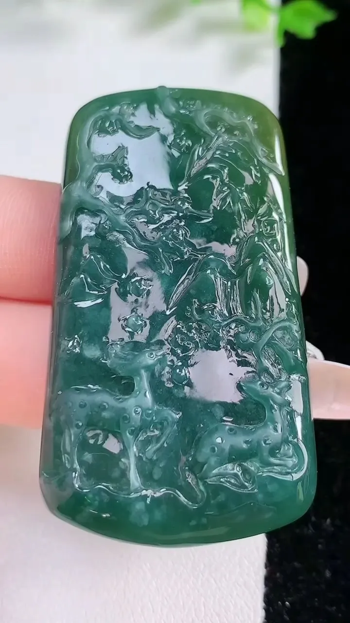 天然A货翡翠梅花鹿吊坠，尺寸57-31.5-8.6，重:25.09g
1月20日