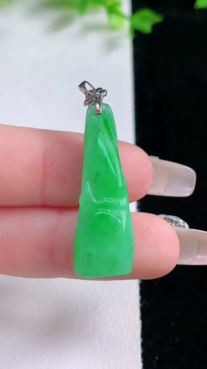天然A货翡翠节节高升 竹节吊坠，尺寸31.2-11-5.5，重量:3.78g
1月20日