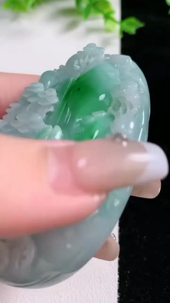 天然A货翡翠山水牌吊坠，尺寸69.5-47.2-11.5，重:81.20g
1月20日