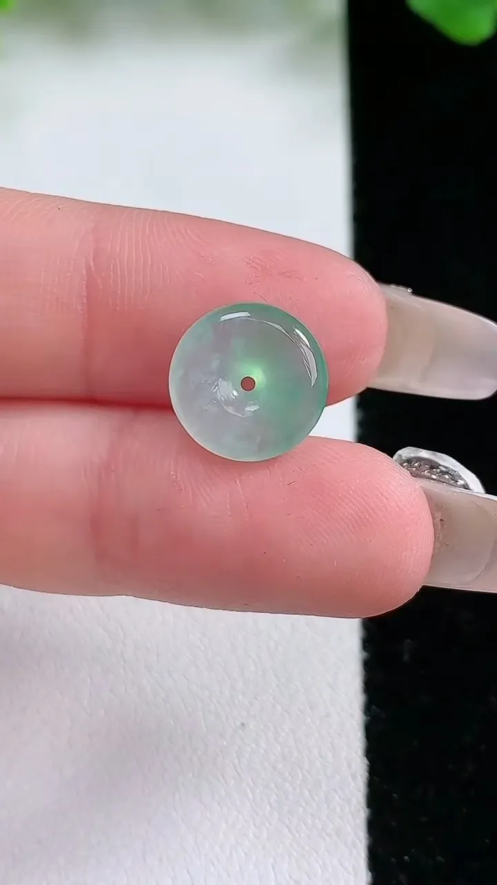 天然A货翡翠平安扣吊坠，尺寸11.4-3，重量:0.98g
1月20日