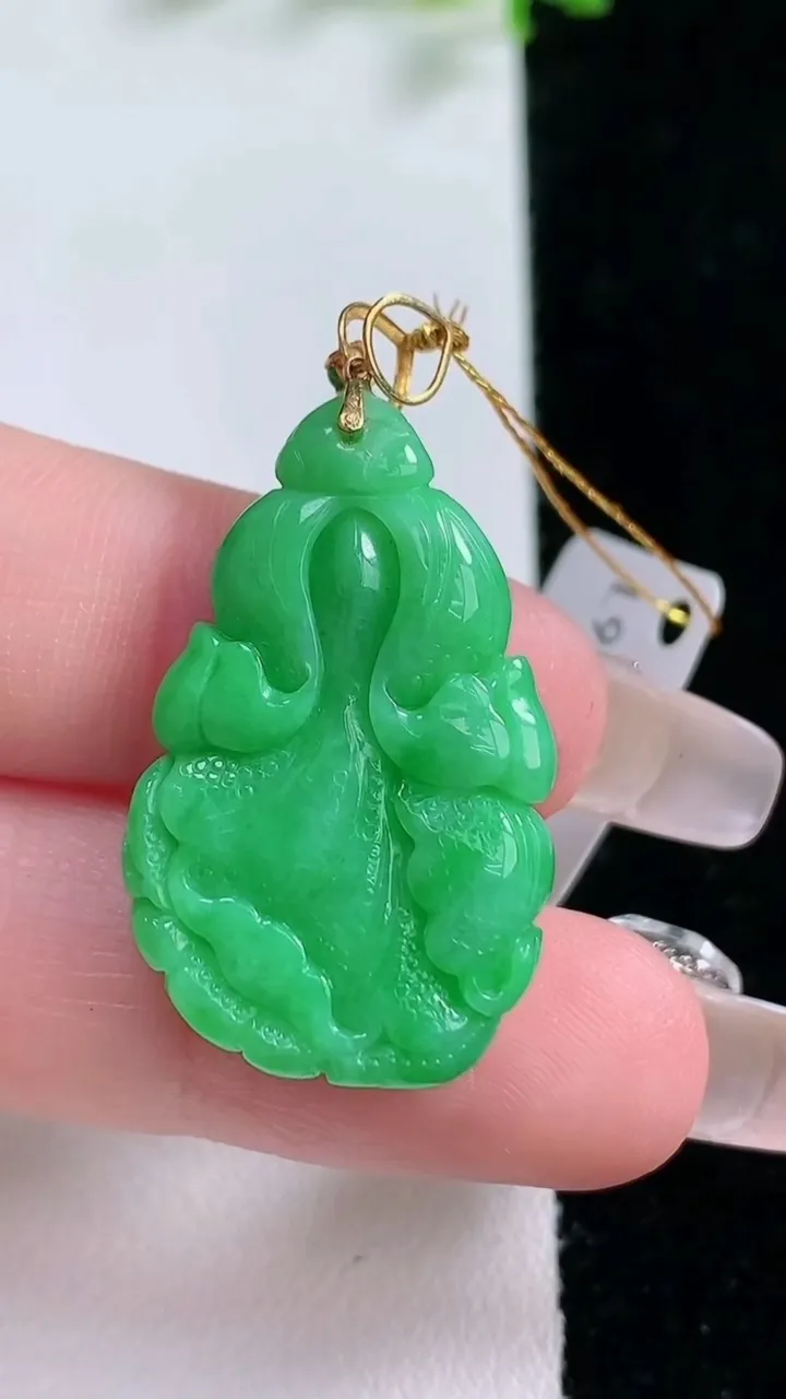 天然A货翡翠白菜吊坠，尺寸30-19-5.8，重量:6.36g
1月20日