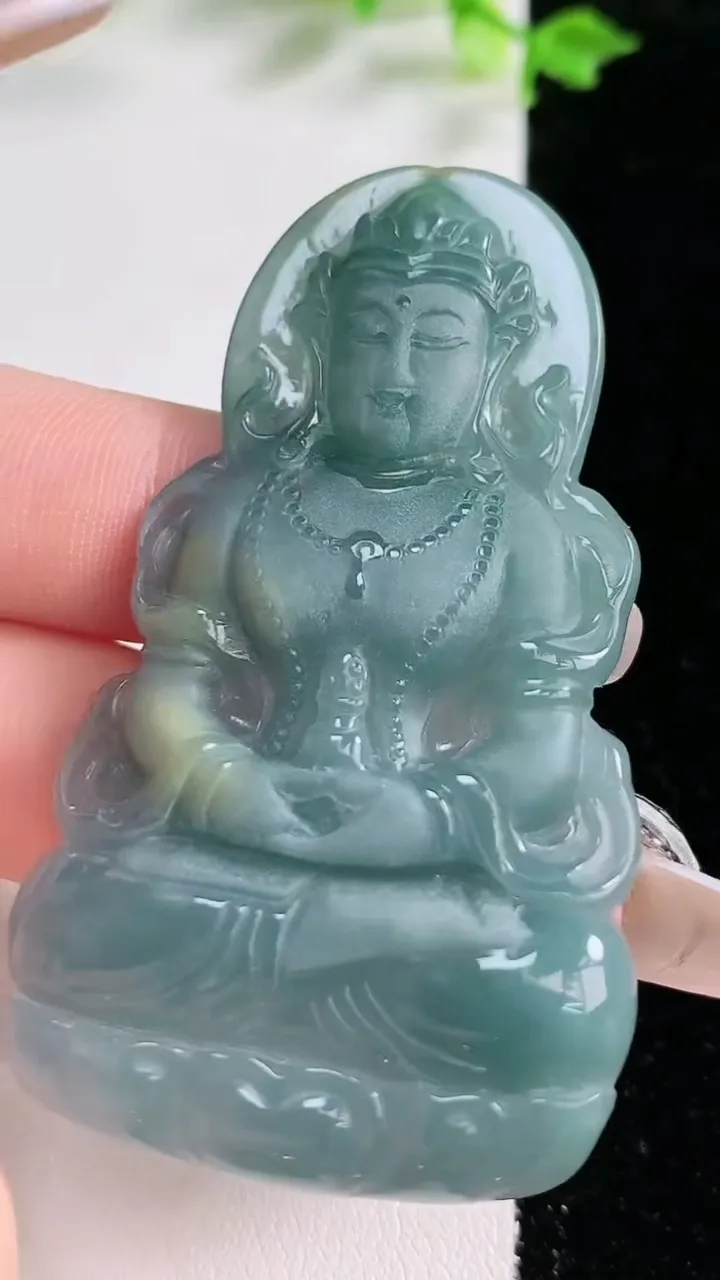 天然A货翡翠度母观音吊坠，尺寸61.3-35.6-5.1，重:17.86g
1月20日