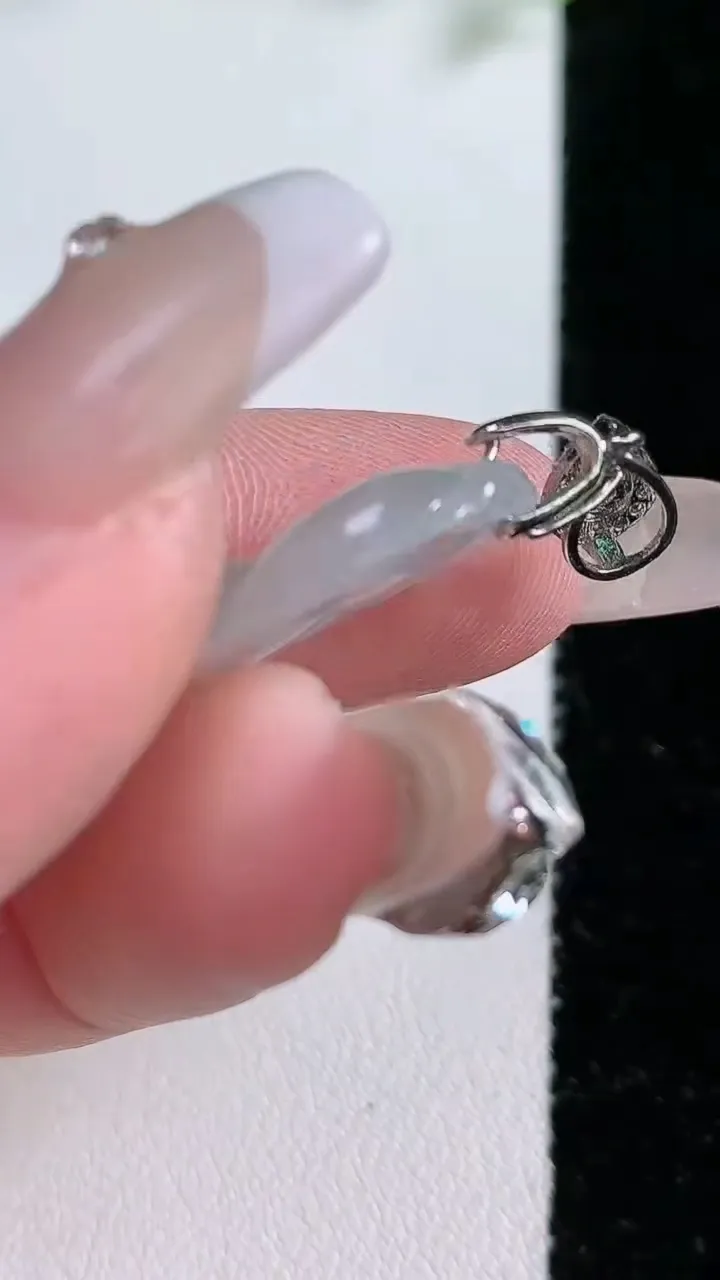 天然A货翡翠金枝玉叶 叶子吊坠，尺寸29.5-15.5-4，重:3.30g
1月20日