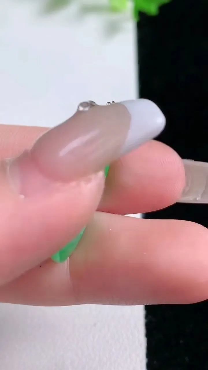 天然A货翡翠如意吊坠，尺寸22.2-12.7-5.2，重量:2.95g
1月20日