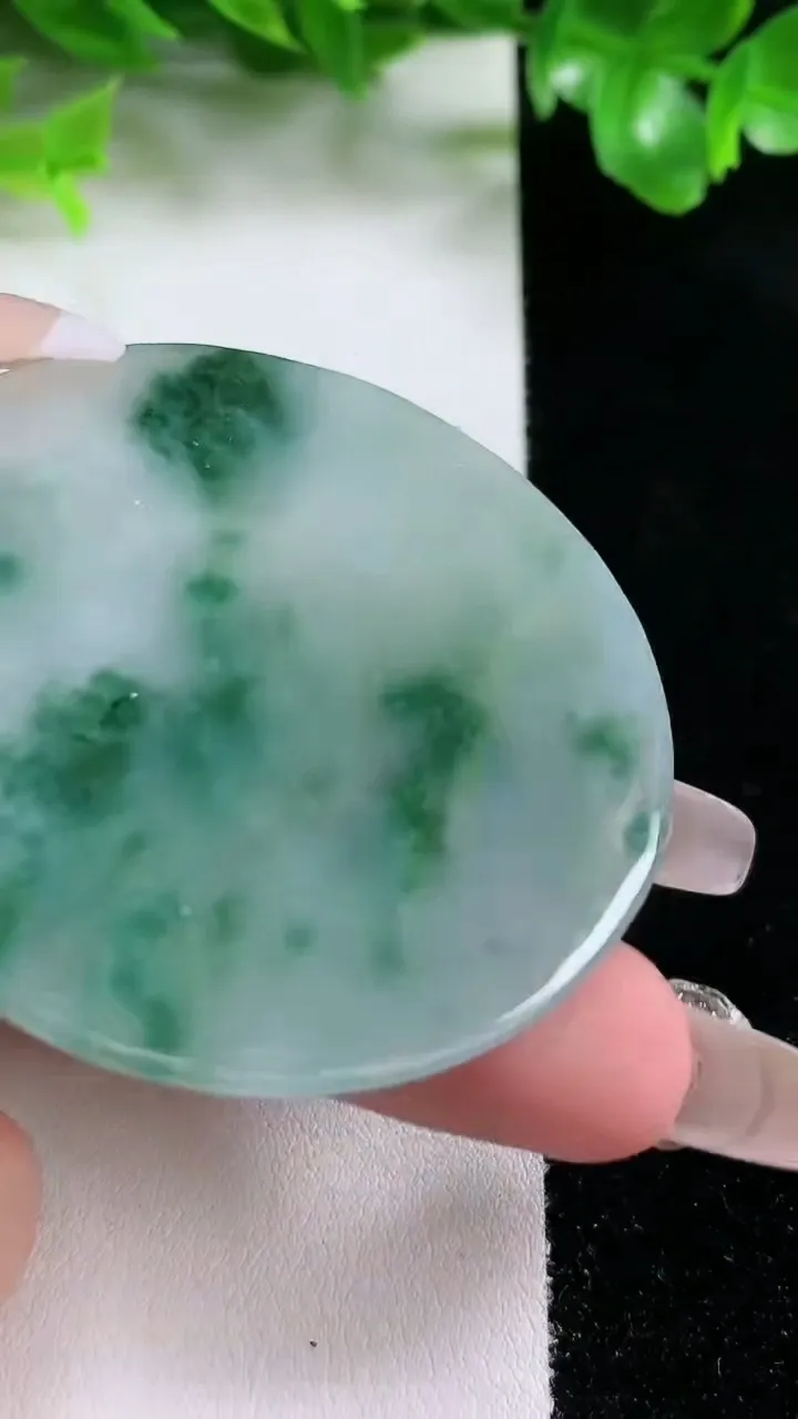 天然A货翡翠飘花虚空藏菩萨吊坠，尺寸53.6-4.3，重量:31.81g
1月20日