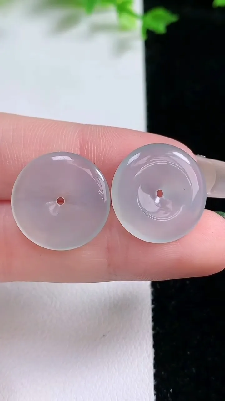 天然A货翡翠平安扣吊坠一对，尺寸18-2.5，重量:3.58g
1月20日