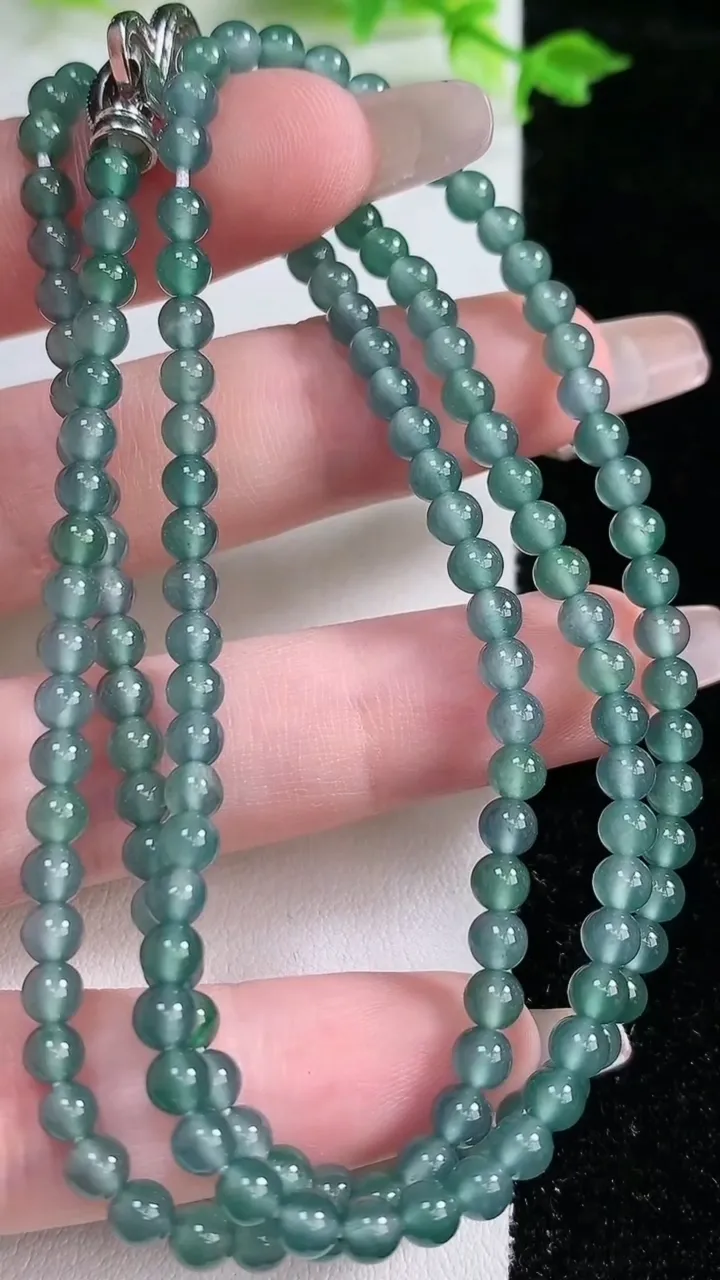 天然A货翡翠小米珠项链，尺寸4，重:17.50g1月20日
工厂直销收藏佳品,种好水足，色泽均匀，有种有色，上手高大气！