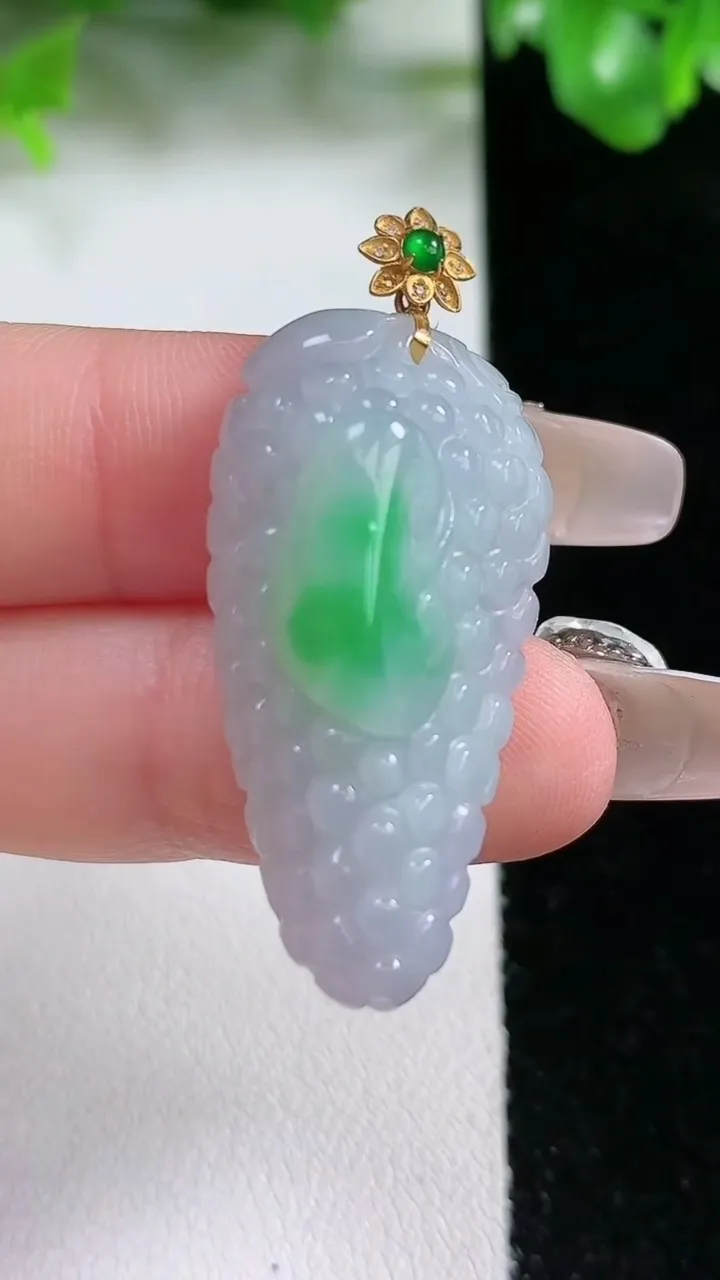 天然A货翡翠多子多福 葡萄吊坠，尺寸38-17.5-12.8，重量:10.28g
1月20日