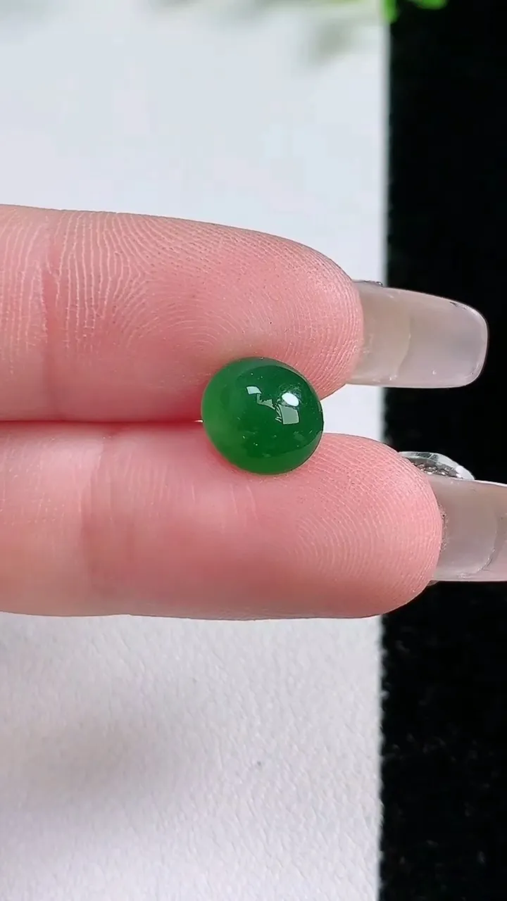 天然A货翡翠蛋面镶嵌件，尺寸8.8-7.8-4.2，重:0.46g
1月20日