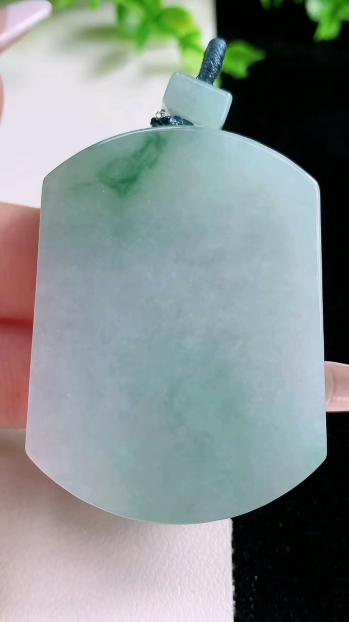 天然A货翡翠飘花无事牌吊坠，尺寸52.2-39.2-5.4，重量:34.45g
1月20日