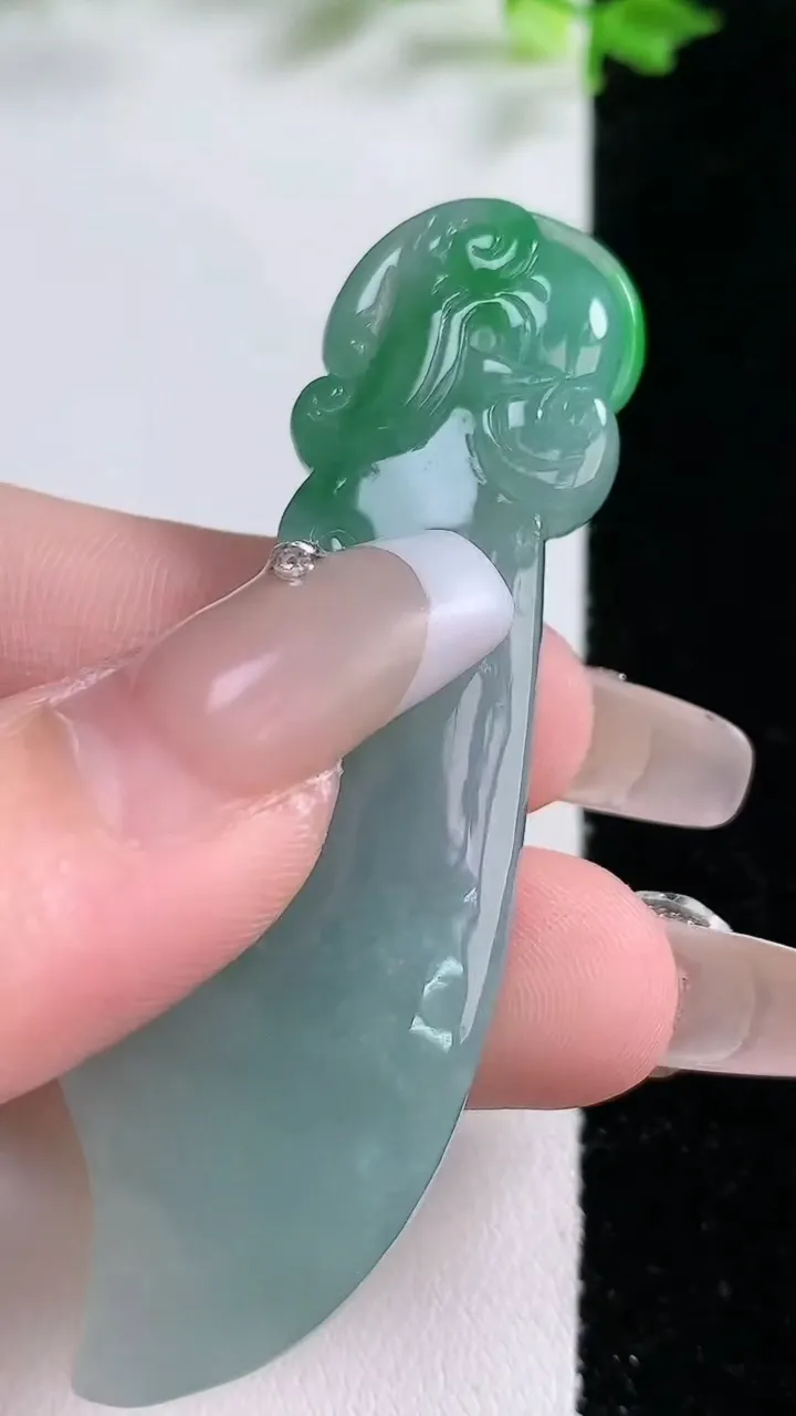 天然A货翡翠蓝水大砍刀把玩件，尺寸66.6-20-6.8，重:19.20g
1月20日