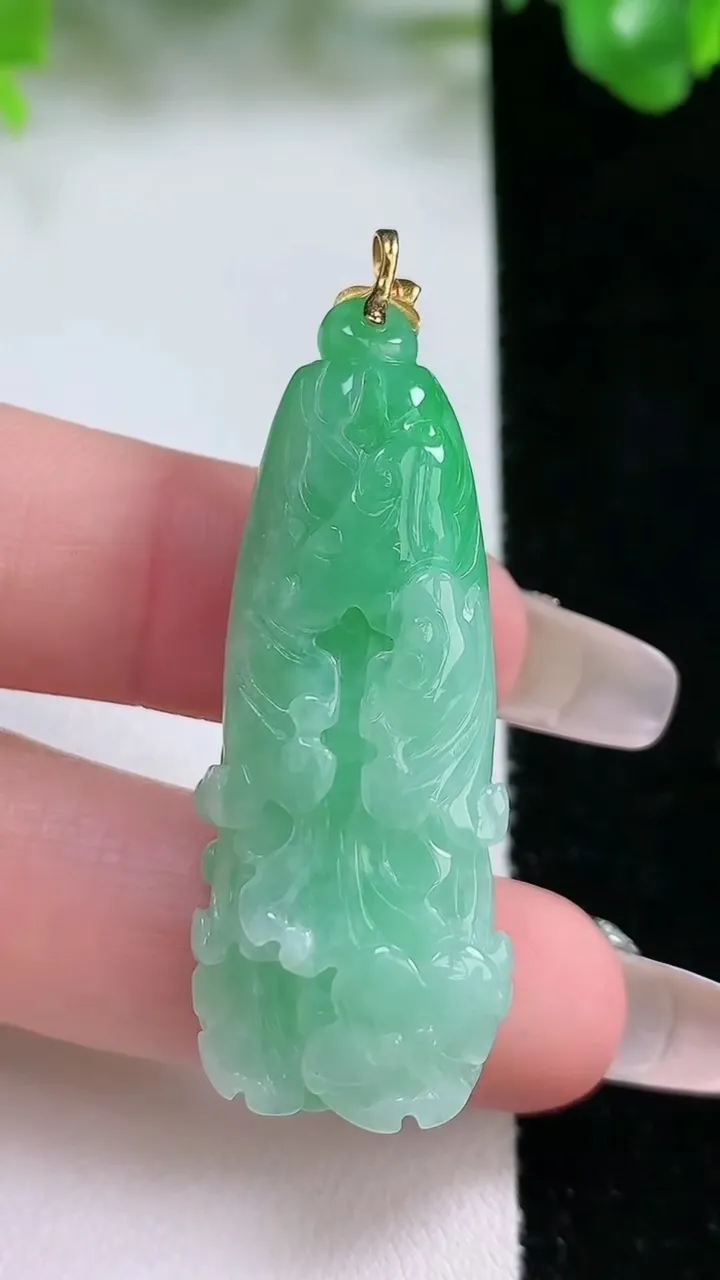 天然A货翡翠白菜吊坠，尺寸41.8-16.2-8.8，重量:12.44g
1月20日