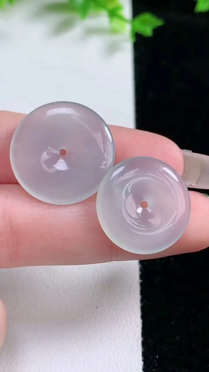 天然A货翡翠平安扣吊坠一对，尺寸21-2.8，重量:4.65g
1月20日