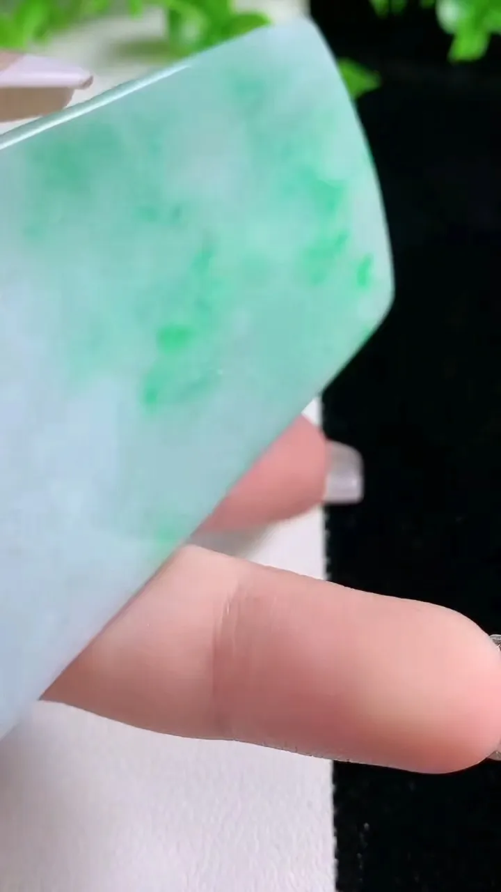 天然A货翡翠山水牌吊坠，尺寸77-42.5-4.6，重量:41.20g
1月20日