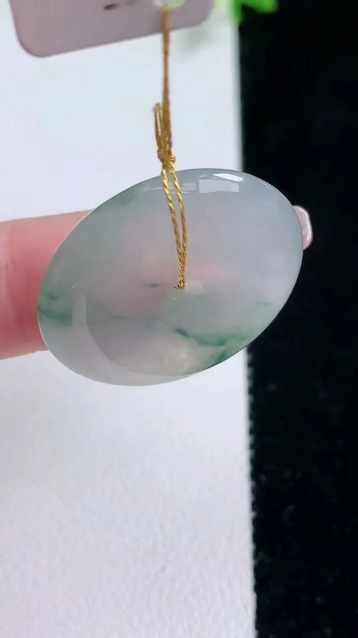 天然A货翡翠冰种飘花平安扣吊坠，尺寸25.5-4.6，重量:7.04g
1月20日