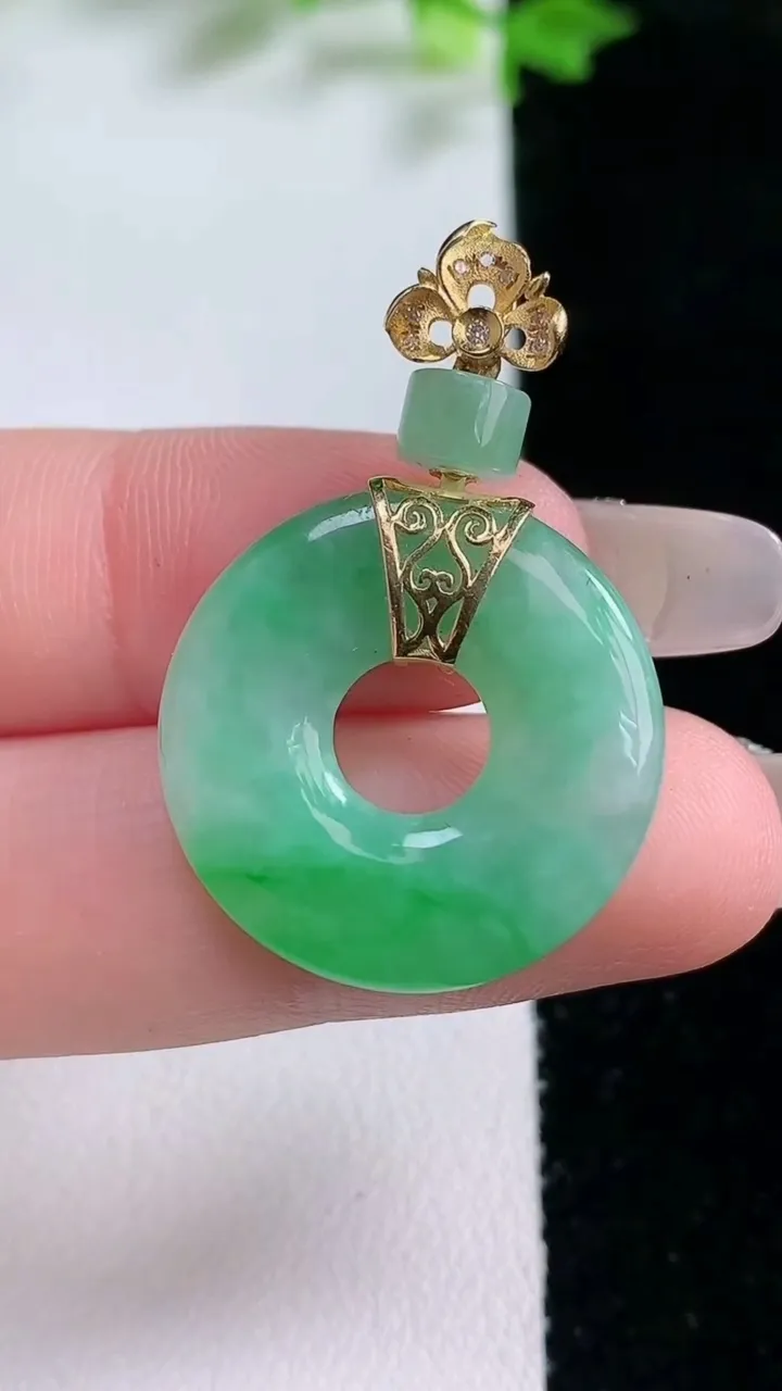 天然A货翡翠平安环吊坠，尺寸22.8-3.7，重量:5.09g
1月20日