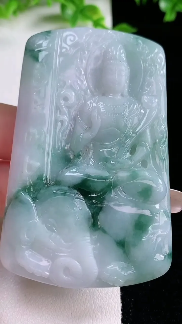 天然A货翡翠飘花普贤菩萨吊坠，尺寸70.3-43.3-5.9，重量:44.85g
1月20日