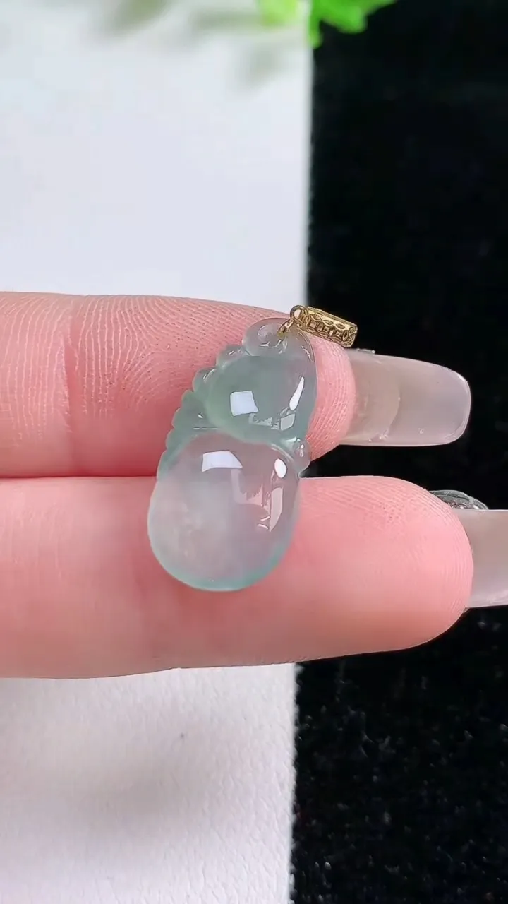 天然A货翡翠葫芦吊坠，尺寸 23-6.9-4.3，重:2.02g
1月20日