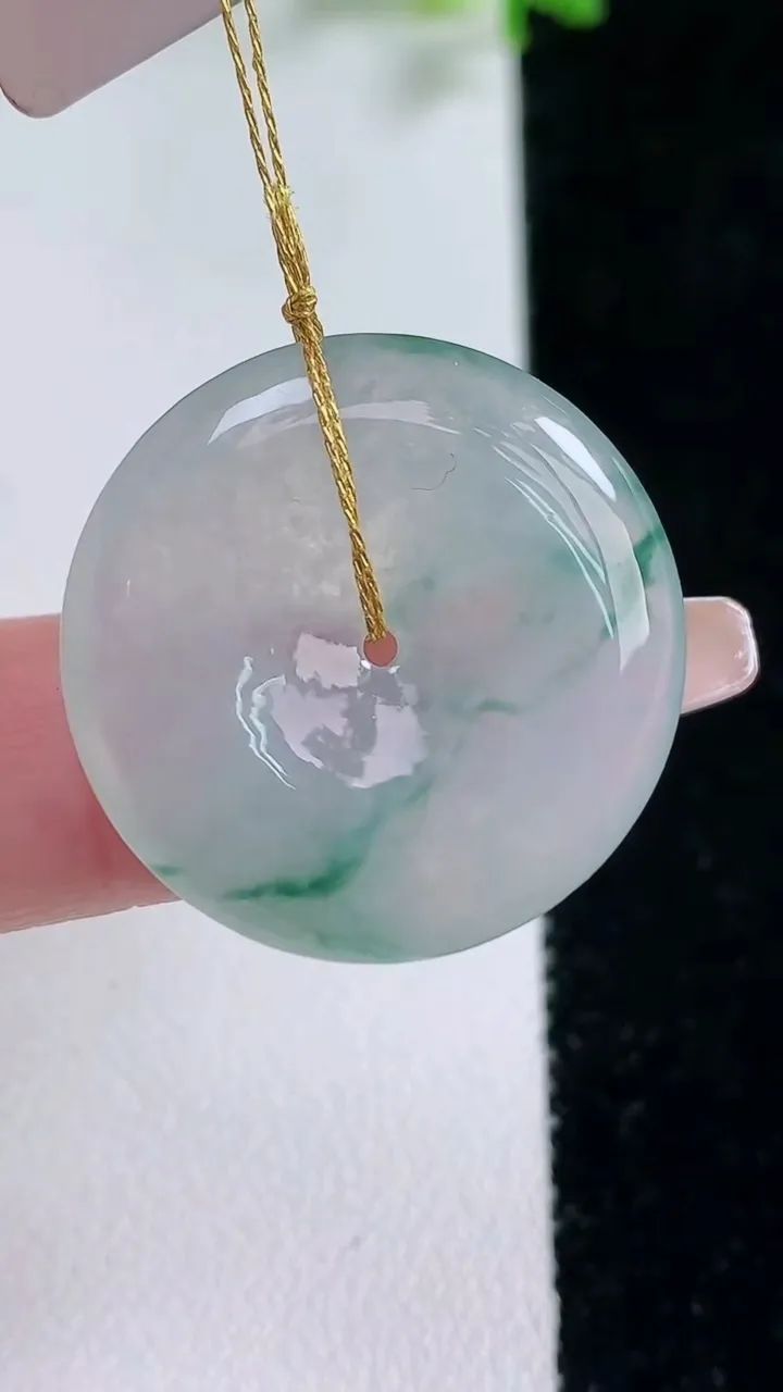 天然A货翡翠冰种飘花平安扣吊坠，尺寸25.5-4.6，重量:7.04g
1月20日