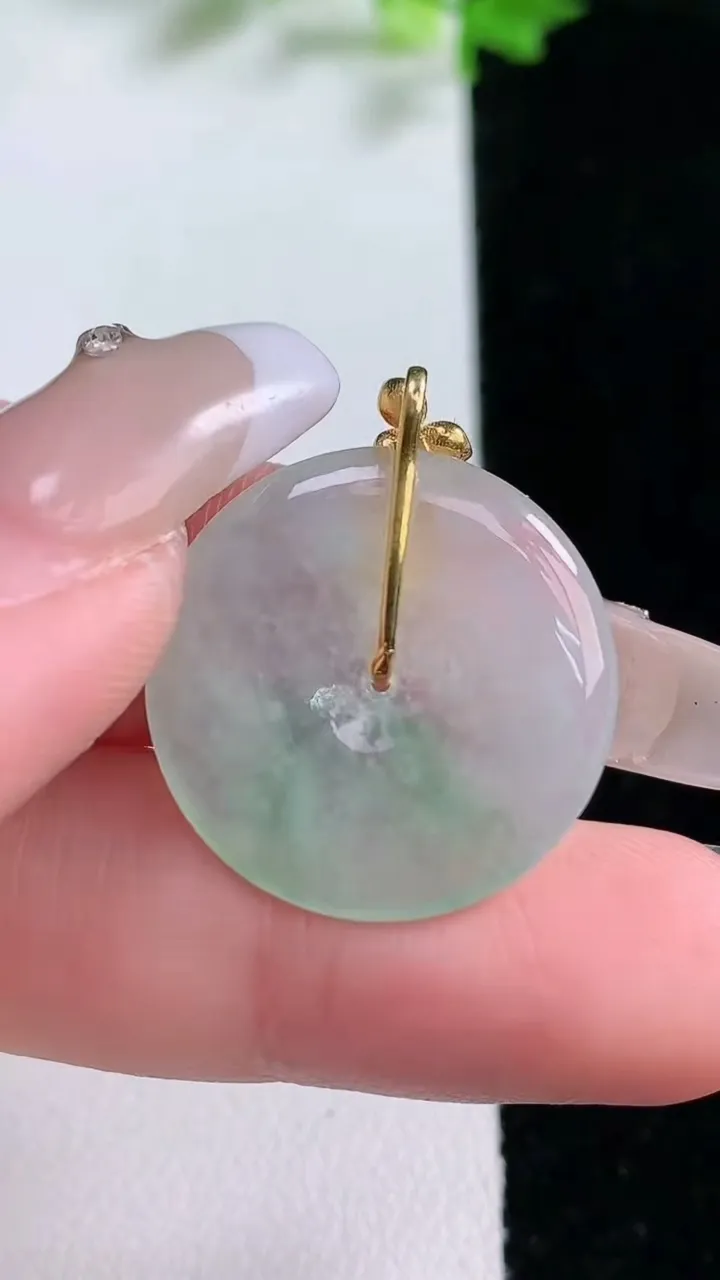 天然A货翡翠平安扣吊坠，尺寸21.7-3，重量:3.42g
1月20日