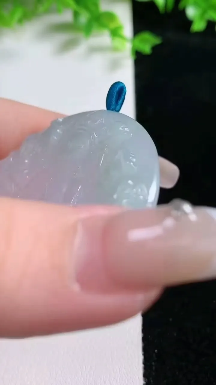 天然A货翡翠千手观音吊坠，尺寸51.8-4.7，重量:27.14g
1月20日