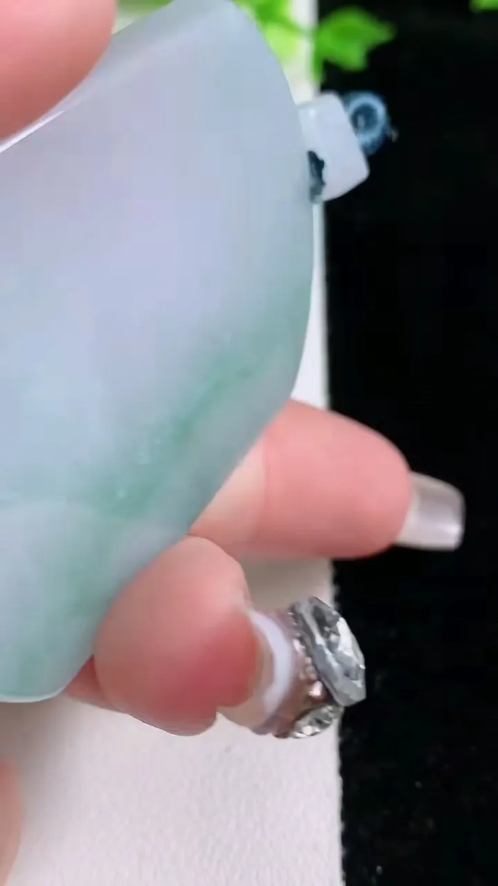 天然A货翡翠无事牌吊坠，尺寸52.4-38.8-5.7，重量:35.86g
1月20日