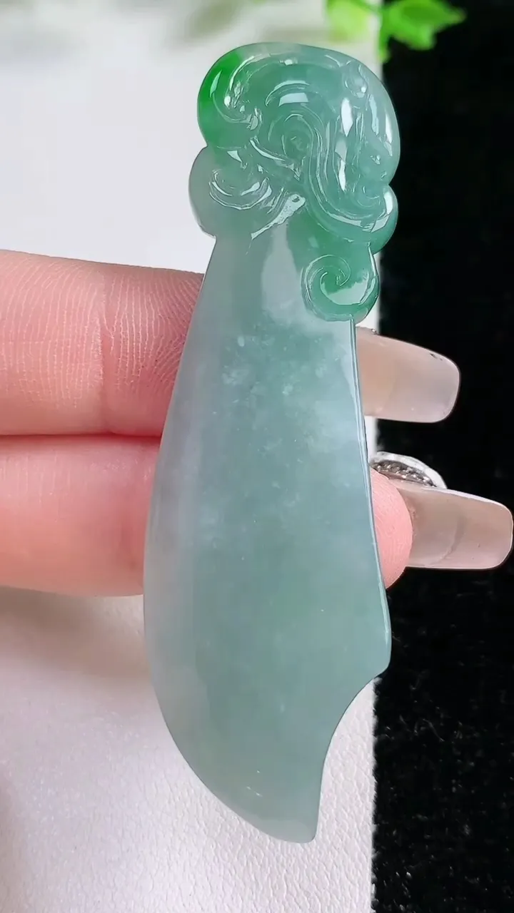 天然A货翡翠蓝水大砍刀把玩件，尺寸66.6-20-6.8，重:19.20g
1月20日