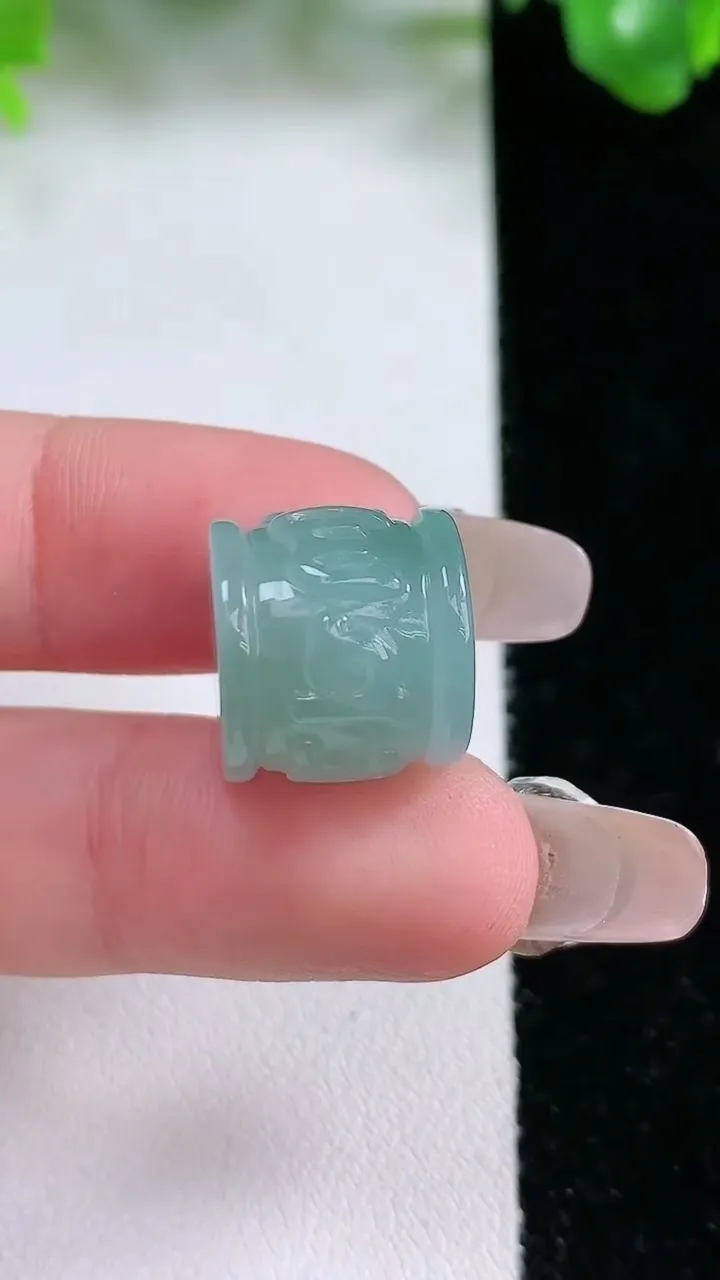 天然A货翡翠六字真言路路通吊坠，尺寸14.8-13，重量:6.93g
1月20日