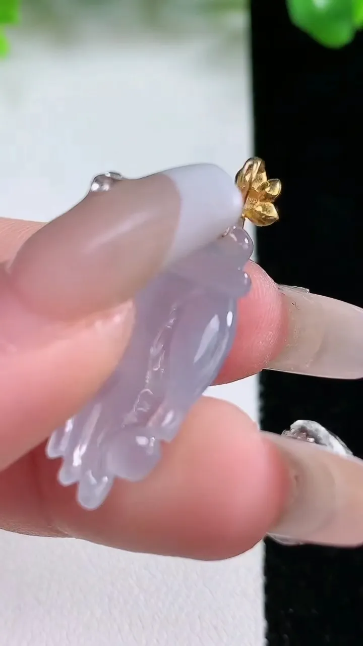 天然A货翡翠种白冰掌上明珠吊坠，尺寸25.7-10.8-5.4，重量:2.58g1月20日
工厂直销收藏佳品,种好水足，色泽均匀，有种有色，上手高大气！