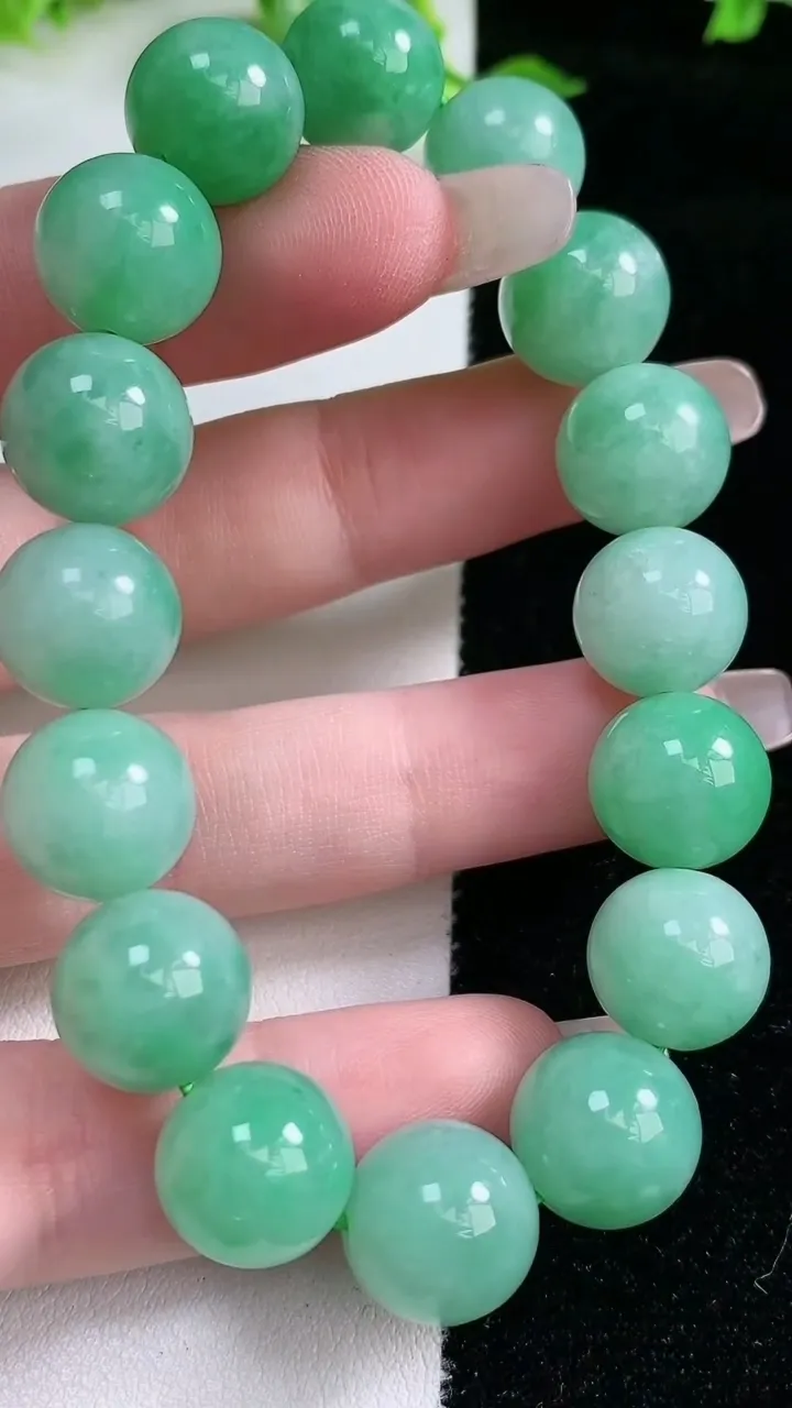 天然A货翡翠圆珠手串，尺寸12，重:46.80g1月20日
工厂直销收藏佳品,种好水足，色泽均匀，有种有色，上手高大气！