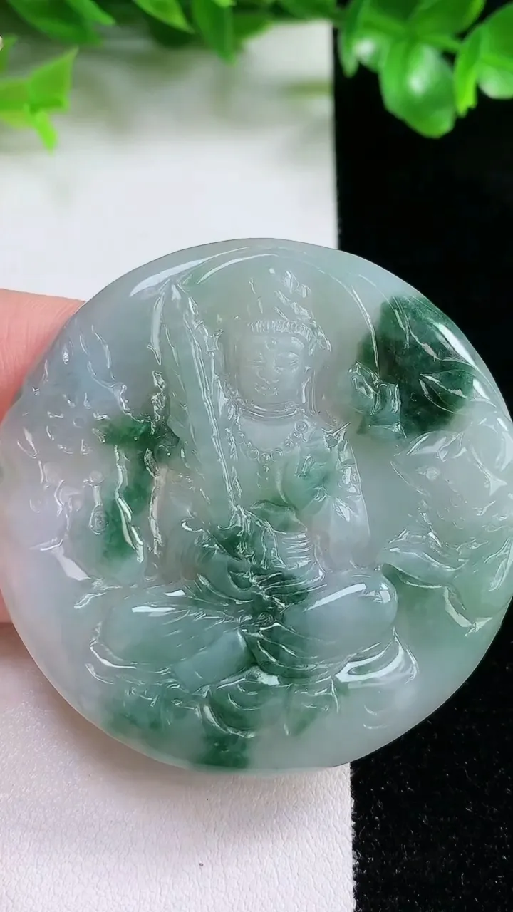 天然A货翡翠飘花虚空藏菩萨吊坠，尺寸53.6-4.3，重量:31.81g
1月20日