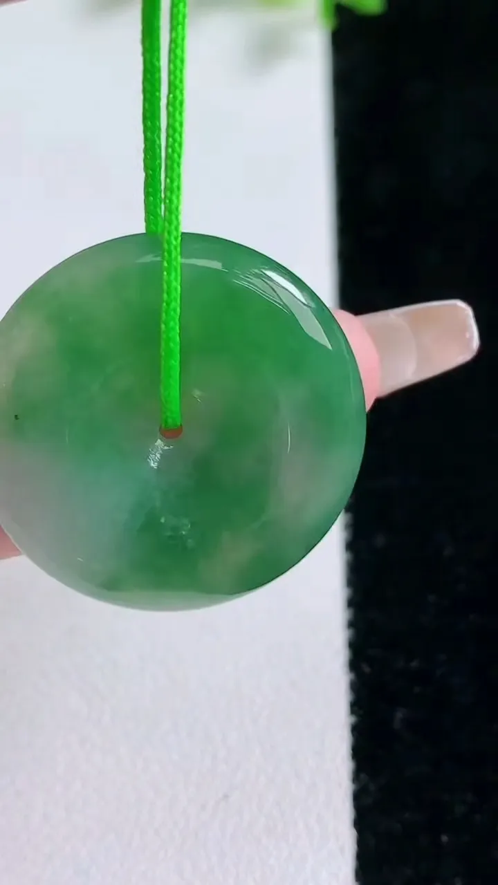 天然A货翡翠平安扣吊坠，尺寸25.7-5，重量:7.31g
1月20日